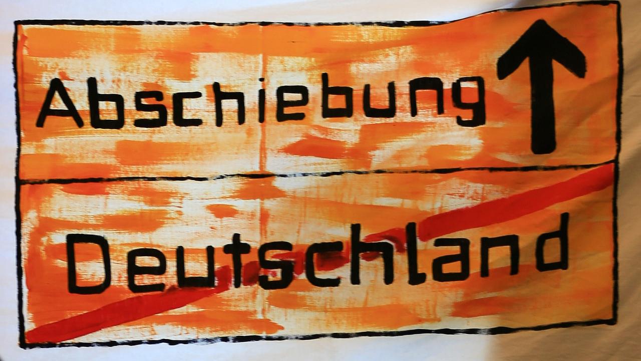 ARCHIV - ILLUSTRATION - Ein Protest-Transparent hängt am 18.10.2013 in Hamburg bei einer Pressekonferenz der Flüchtlingsgruppe «Lampedusa in Hamburg» in einem Fenster. ARCHIV - ILLUSTRATION - Ein Protest-Transparent hängt am 18.10.2013 in Hamburg bei einer Pressekonferenz der Flüchtlingsgruppe «Lampedusa in Hamburg» in einem Fenster.