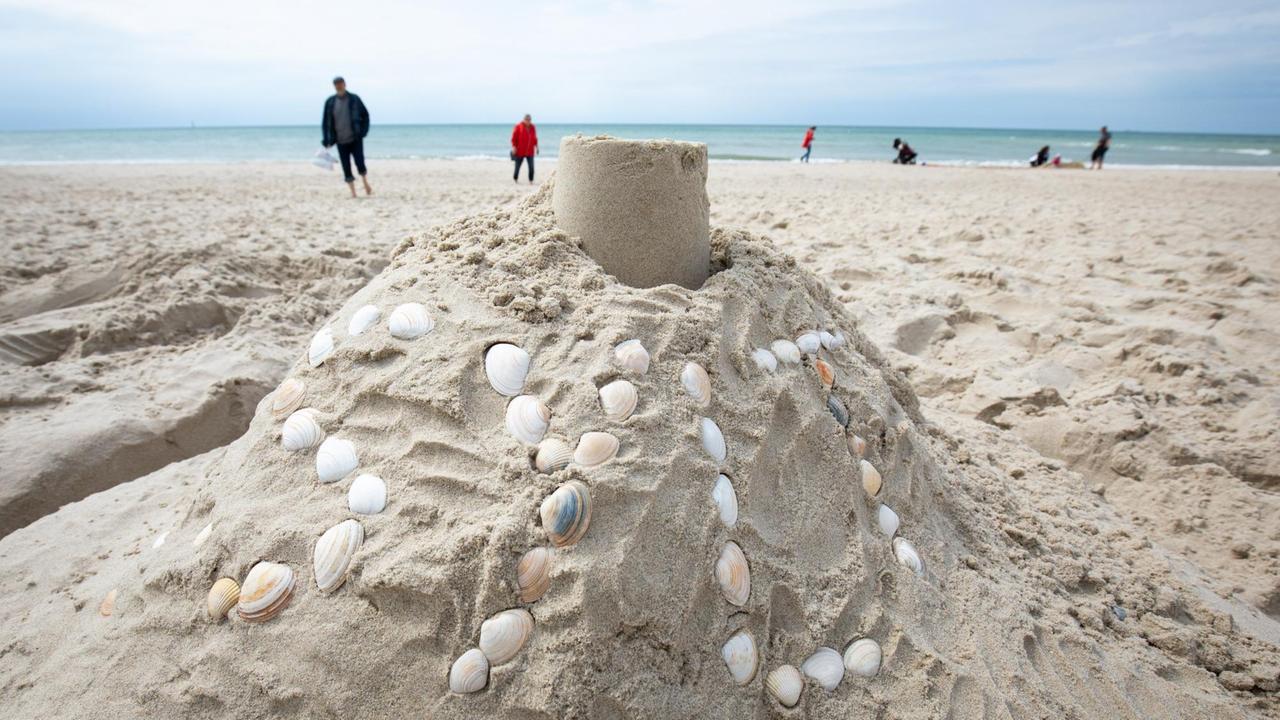 Eine kleine Sandburg mit dem Schriftzug «Sylt» aus Muscheln steht am Strand von Westerland auf Sylt. Eine kleine Sandburg mit dem Schriftzug «Sylt» aus Muscheln steht am Strand von Westerland auf Sylt.