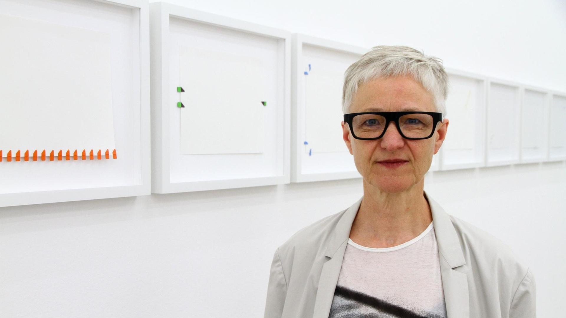 Die Berliner Künstlerin Karin Sander präsentiert 2014 ihre "Papierarbeiten mit Aktenreitern" in der Galerie Schipper. Die Berliner Künstlerin Karin Sander präsentiert 2014 ihre "Papierarbeiten mit Aktenreitern" in der Galerie Schipper.