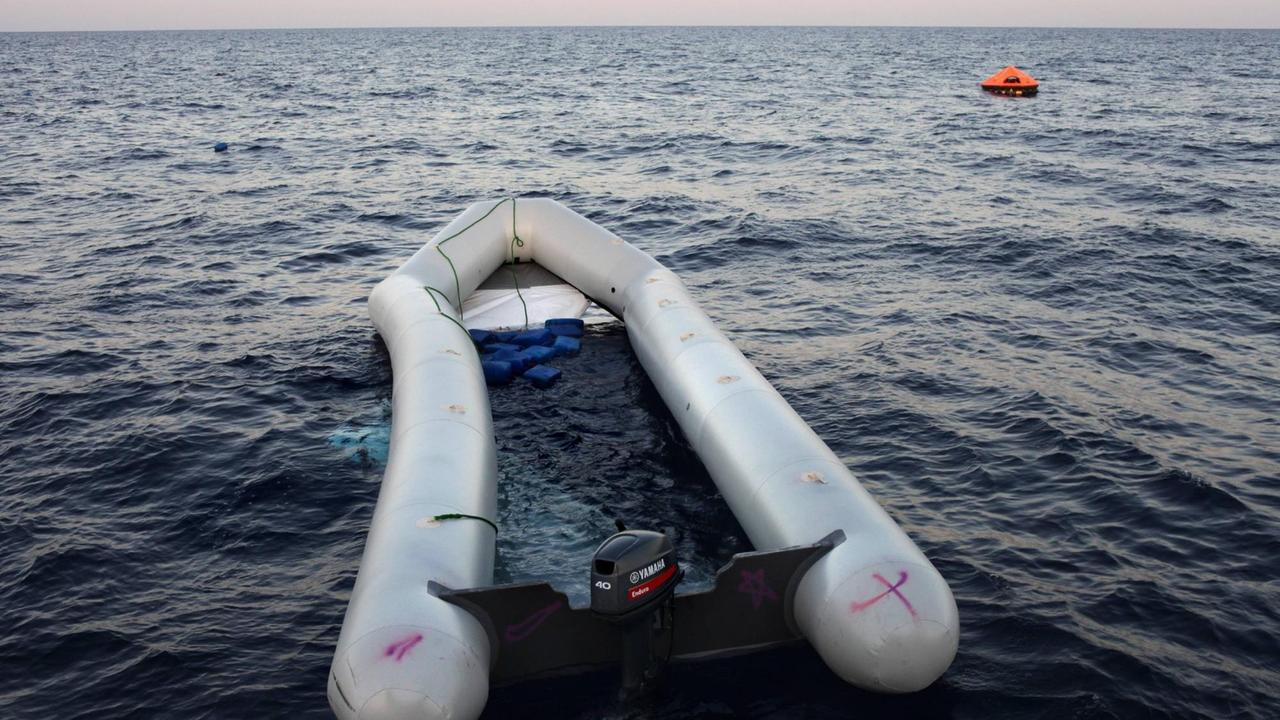 Seenotrettung von Bootsflüchtlingen vor der libyschen Küste. Seenotrettung von Bootsflüchtlingen vor der libyschen Küste.