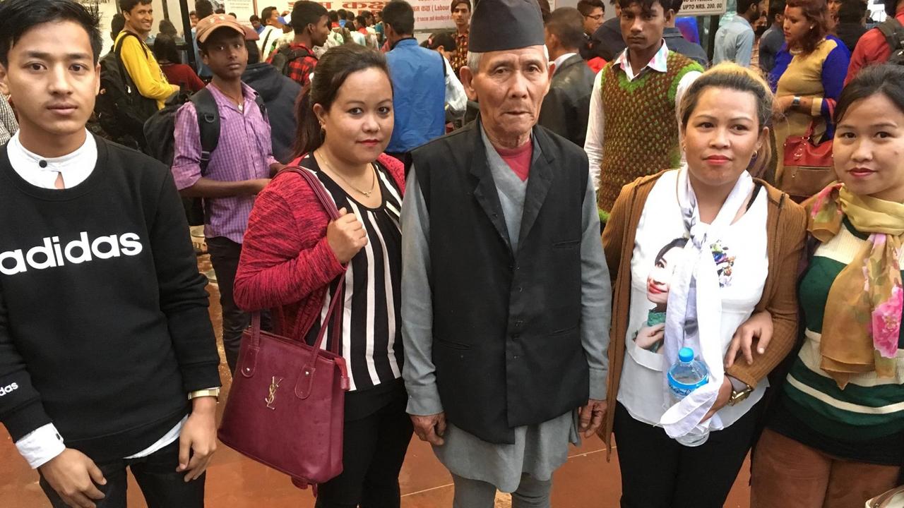 Die Nepalesin Miruna (2.v.re.) am Flughafen von Kathmandu mit ihrer Familie. Zwei Jahre wird sie sie nicht sehen, sondern in Saudi-Arabien arbeiten. Die Nepalesin Miruna (2.v.re.) am Flughafen von Kathmandu mit ihrer Familie. Zwei Jahre wird sie sie nicht sehen, sondern in Saudi-Arabien arbeiten.