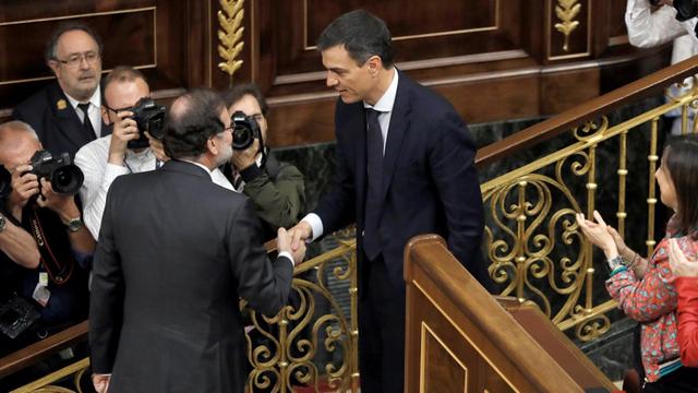 Der vom Parlament abgewählte Ministerpräsident Rajoy schüttelt seinem Nachfolger Pedro Sánchez im Parlament die Hand.