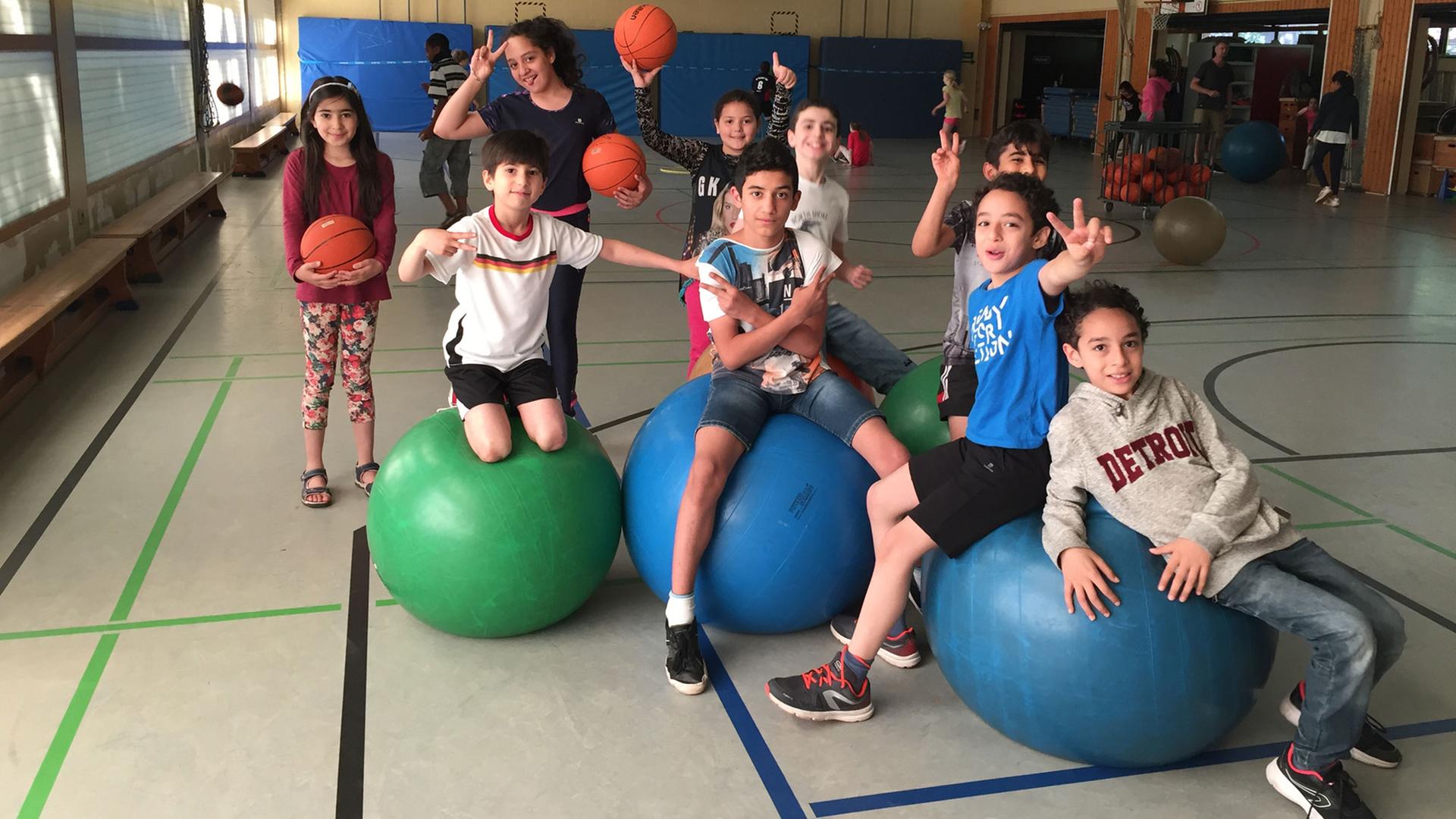 Die Willkommensklasse beim Sportunterricht Die Willkommensklasse beim Sportunterricht