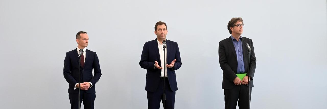 Die General-Sekretäre von FDP, SPD und Grünen stehen an Mikrofonen und informieren die Presse. Die General-Sekretäre von FDP, SPD und Grünen stehen an Mikrofonen und informieren die Presse.