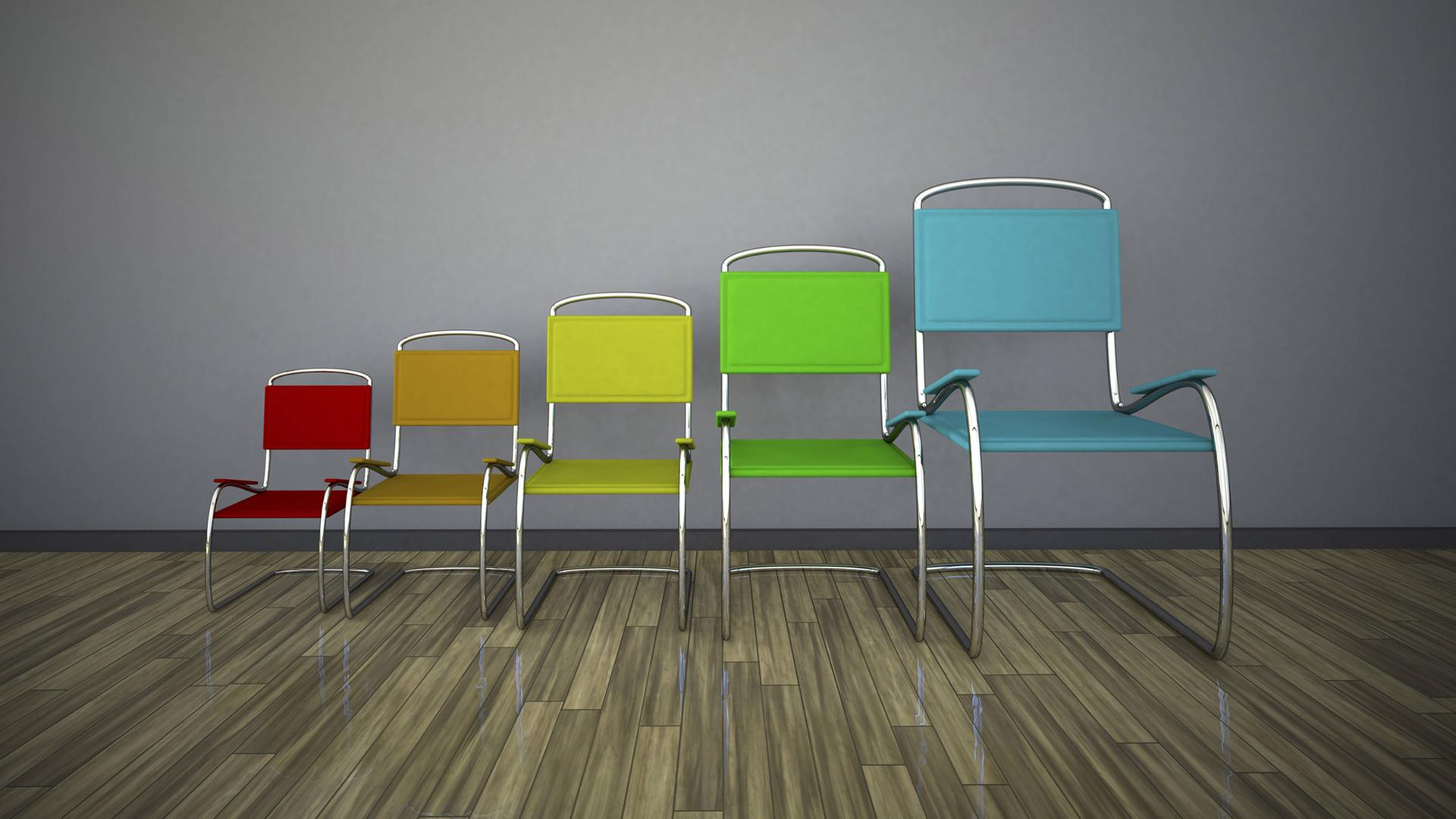 Fünf Stühle in verschiedenen Farben und Größen stehen nebeneinander. Von links nach rechts werden die Stühle immer größer.