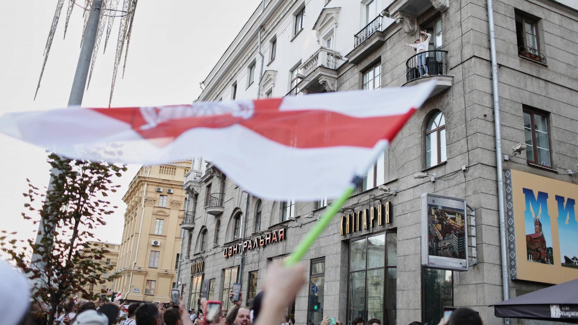 Protestierende Menschen in der Minsker Innenstadt im August 2020: Manche Antwohner spielen laute Musik, um ihre Unterstützung kundzutun, andere singen und tanzen. Protestierende Menschen in der Minsker Innenstadt im August 2020: Manche Antwohner spielen laute Musik, um ihre Unterstützung kundzutun, andere singen und tanzen.