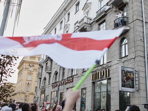 Protestierende Menschen in der Minsker Innenstadt im August 2020: Manche Antwohner spielen laute Musik, um ihre Unterstützung kundzutun, andere singen und tanzen.