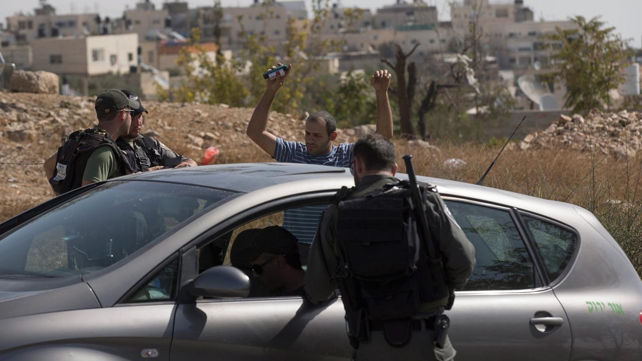 Israelische Polizei kontrolliert am 14. Oktober 2015 einen palästinensischen Wagen in Ost-Jerusalem. Israelische Polizei kontrolliert am 14. Oktober 2015 einen palästinensischen Wagen in Ost-Jerusalem.