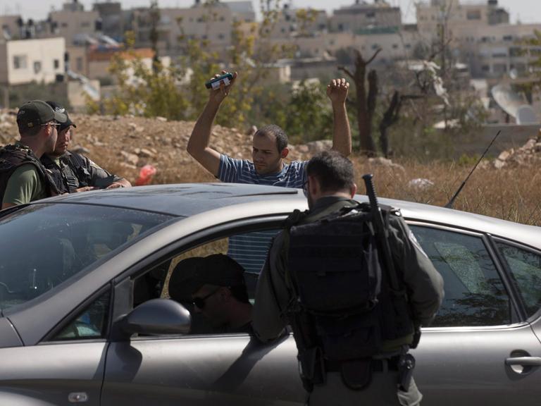 Israelische Polizei kontrolliert am 14. Oktober 2015 einen palästinensischen Wagen in Ost-Jerusalem.