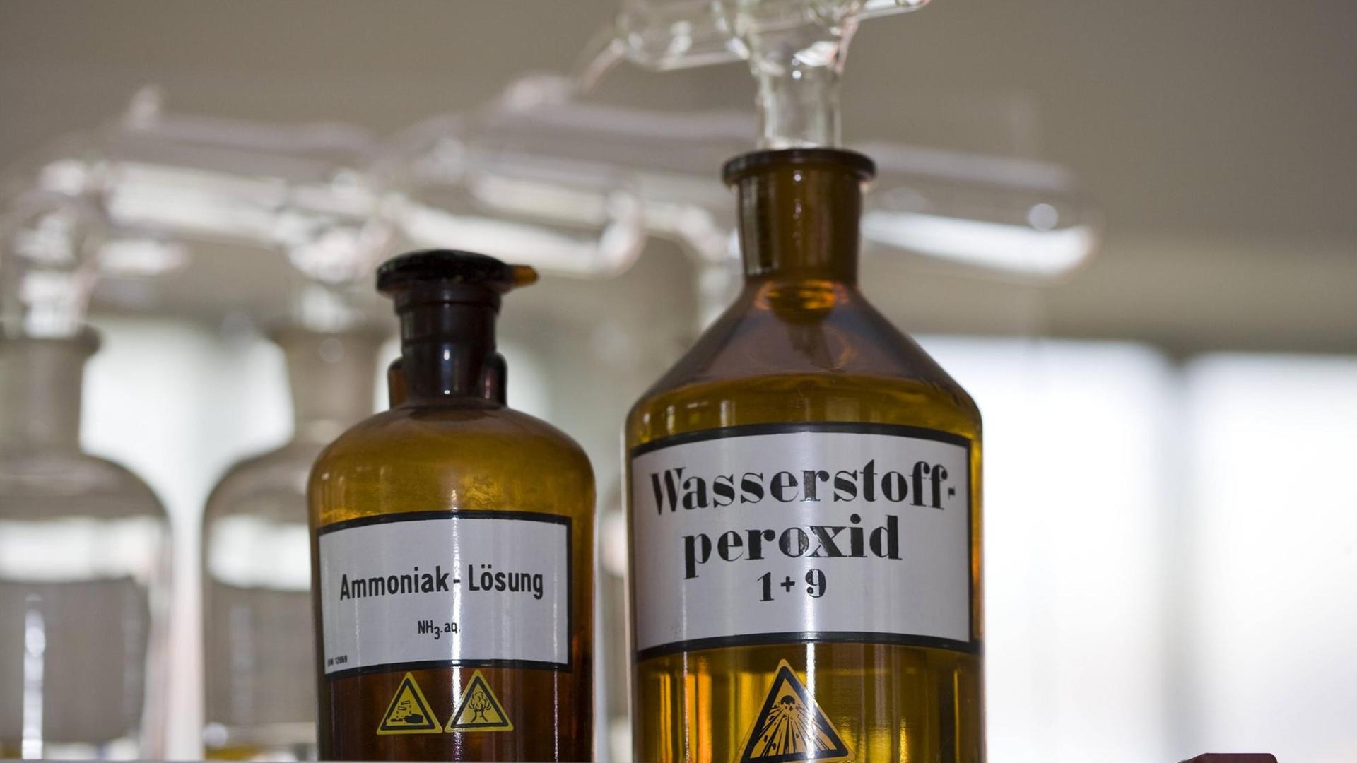 Eine Glasflasche in einem Chemielabor mit der Aufschrift Wasserstoffperoxid. Eine Glasflasche in einem Chemielabor mit der Aufschrift Wasserstoffperoxid.