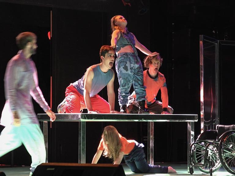 Tänzer posieren während einer Premiere auf der Bühne.
