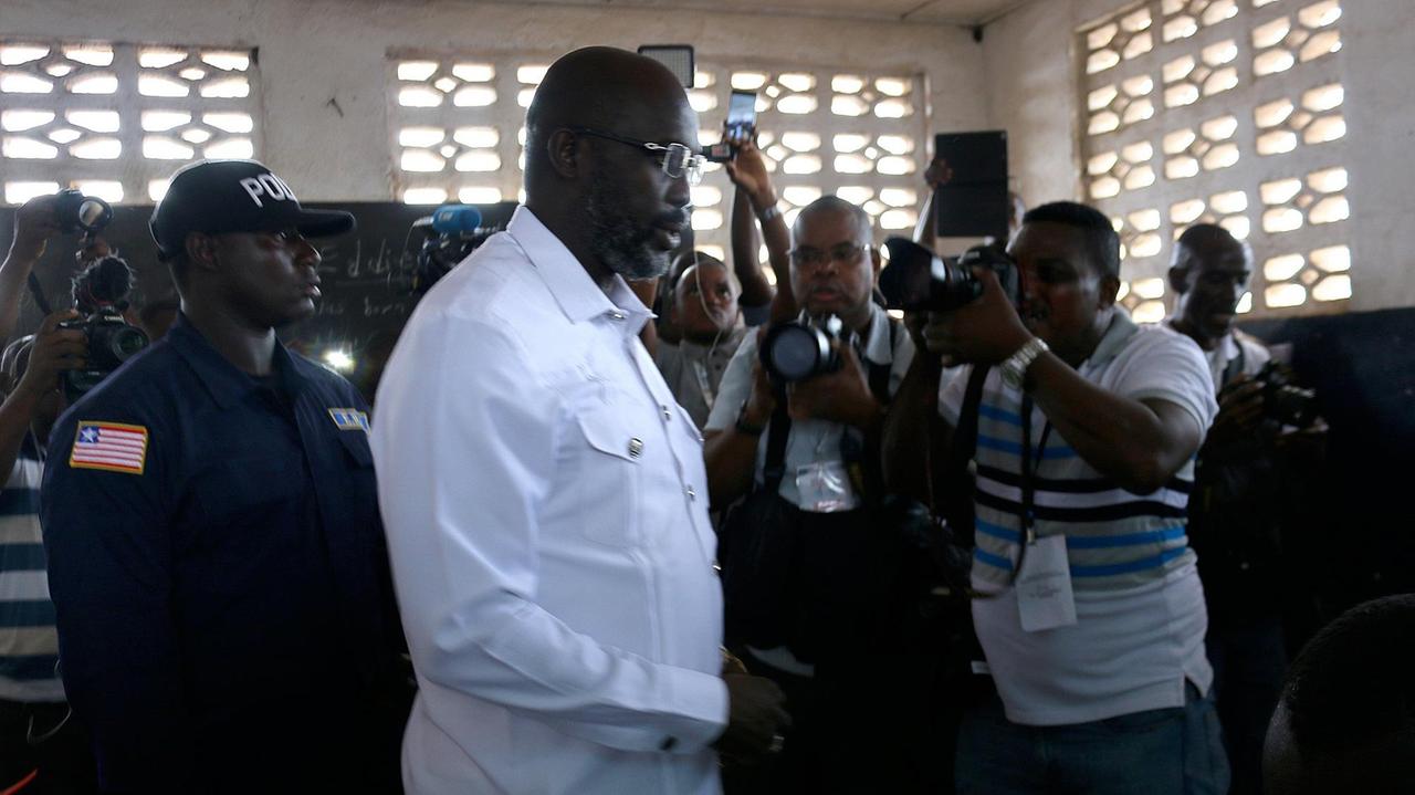 George Weah am 26. Dezember 2012 in einem Wahlbüro in Liberia. George Weah am 26. Dezember 2012 in einem Wahlbüro in Liberia.