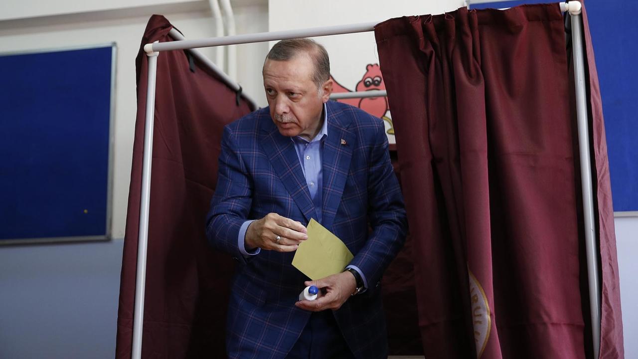 Der türkische Präsident Recep Tayyip Erdogan kommt in einem Wahllokal in Istanbul aus einer Wahlkabine.