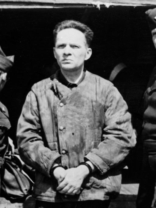 Der Kommandant des Konzentrationslagers Auschwitz, Rudolf Höss (Mitte), steht Mitte der 40er-Jahre auf dem Flugplatz in Nürnberg. Er wird zusammen mit einer Gruppe Offiziere nach Polen ausgeliefert.