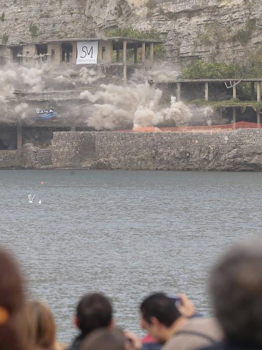 Sprengung der Bauruine Alimuri Vico Equense am 30.11.2014 im italienischen Neapel