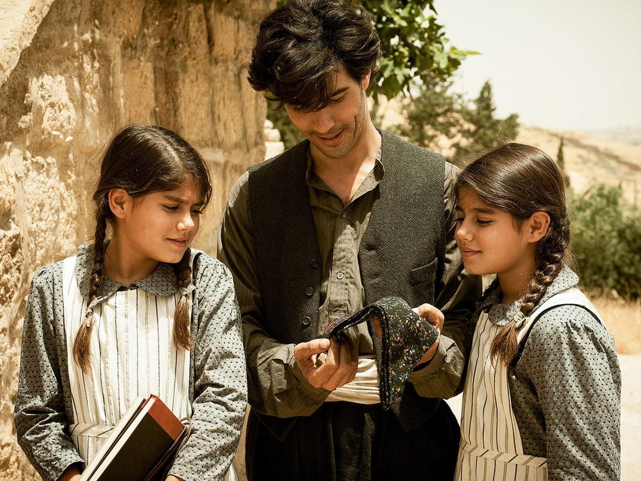 Nazaret (Tahar Rahim) mit seinen Zwillingstöchtern in Fatih Akins "The Cut"