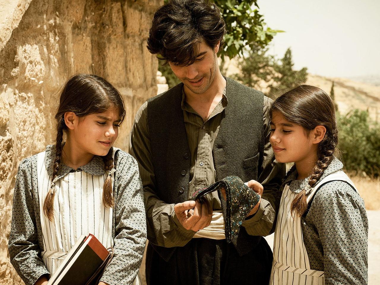 Nazaret (Tahar Rahim) mit seinen Zwillingstöchtern in Fatih Akins "The Cut" Nazaret (Tahar Rahim) mit seinen Zwillingstöchtern in Fatih Akins "The Cut"