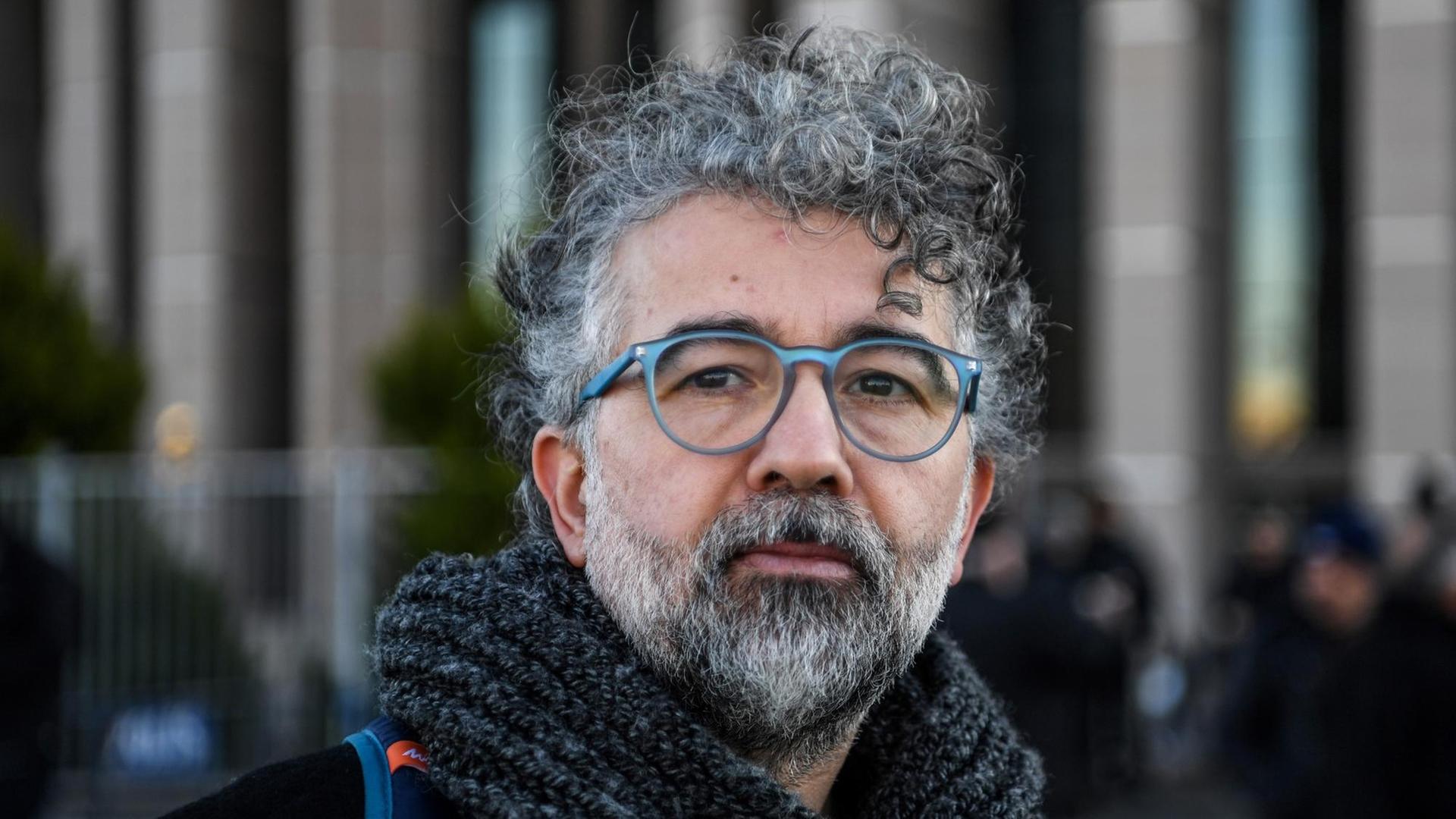 Erol Önderoglu von der Organisation "Reporter ohne Grenzen" vor dem Gerichtsgebäude in Istanbul, aufgenommen am 18. Januar 2019.