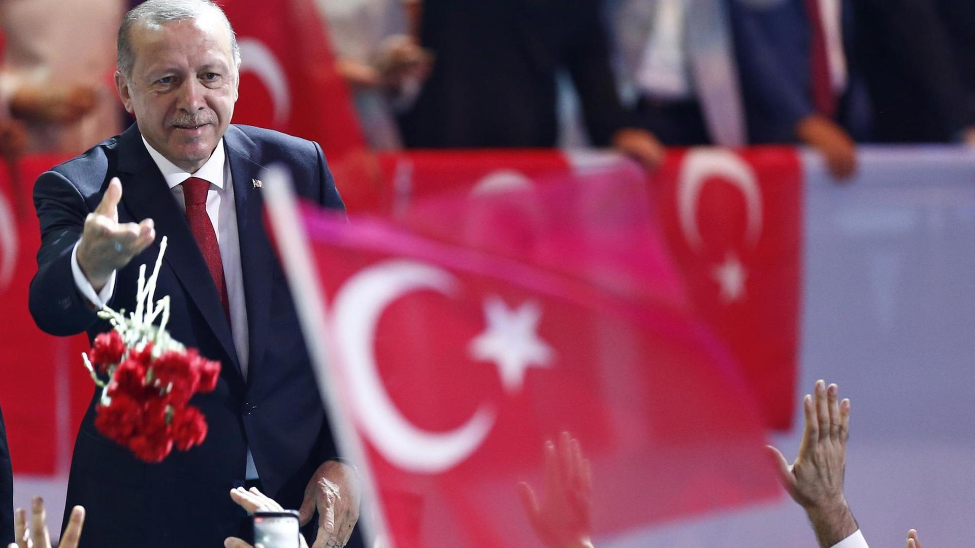 Der türkische Staatspräsident Recep Tayyip Erdogan bei einer Veranstaltung seiner Partei AKP in Ankara. Der türkische Staatspräsident Recep Tayyip Erdogan bei einer Veranstaltung seiner Partei AKP in Ankara.
