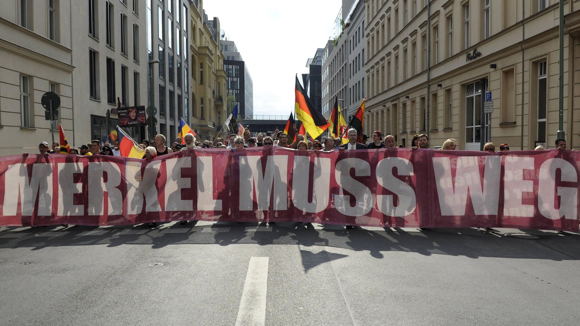 Rechtspopulisten und rechten Gruppierungen demonstrieren unter dem Motto: "Merkel muss weg" in Berlin. Rechtspopulisten und rechten Gruppierungen demonstrieren unter dem Motto: "Merkel muss weg" in Berlin.