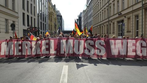 Rechtspopulisten und rechten Gruppierungen demonstrieren unter dem Motto: "Merkel muss weg" in Berlin.