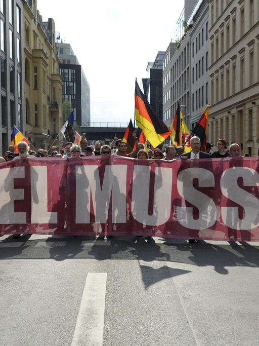 Rechtspopulisten und rechten Gruppierungen demonstrieren unter dem Motto: "Merkel muss weg" in Berlin.