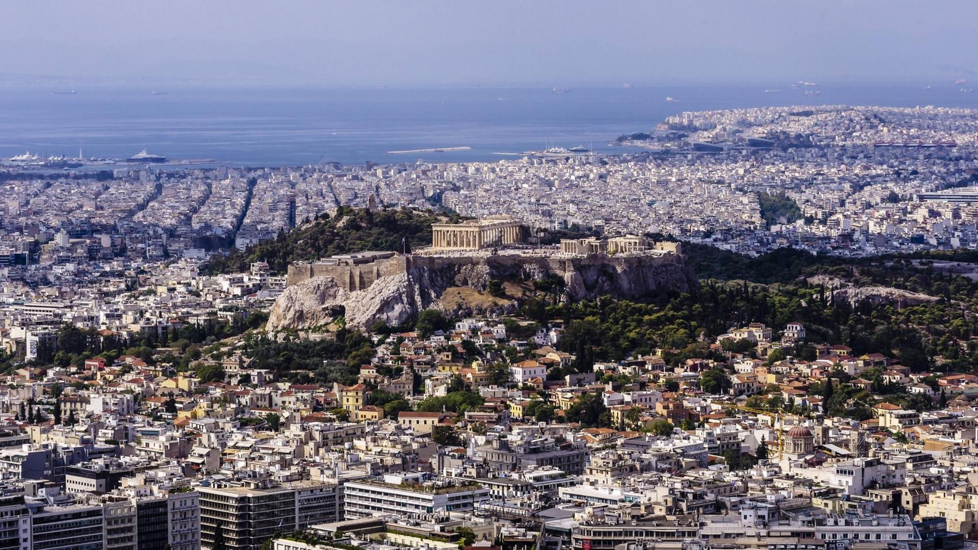 Ein Blick über die griechische Hauptstadt Athen mit der Akropolis. Ein Blick über die griechische Hauptstadt Athen mit der Akropolis.