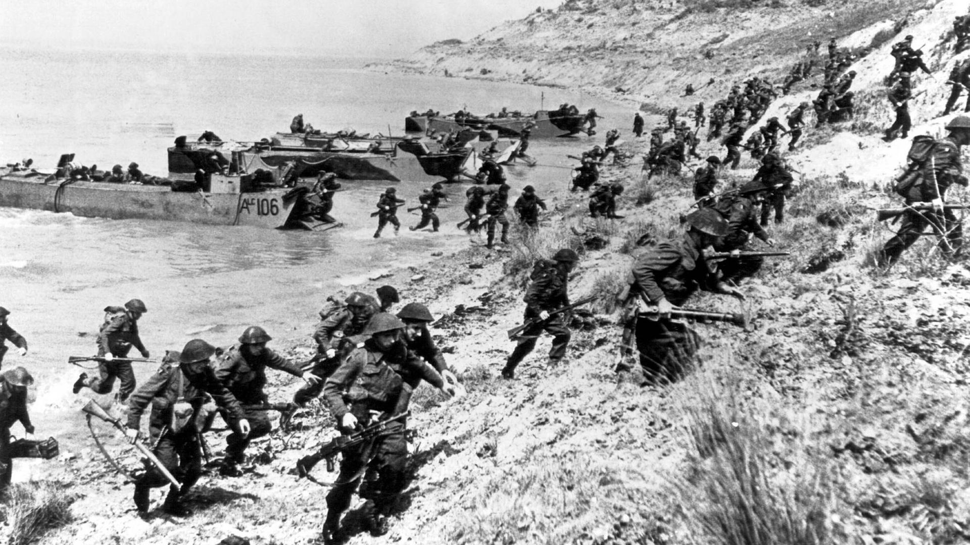 Britische Truppen üben in Slapton Sands für den D-Day, die Landung in der Normandie. Durch Kommunikationsfehler bei den Alliierten starben während des Manövers 946 US-Soldaten, die meisten bei einem Angriff deutscher Schnellboote, die die ungeschützten Landungsboote torpedierten. Britische Truppen üben in Slapton Sands für den D-Day, die Landung in der Normandie. Durch Kommunikationsfehler bei den Alliierten starben während des Manövers 946 US-Soldaten, die meisten bei einem Angriff deutscher Schnellboote, die die ungeschützten Landungsboote torpedierten.
