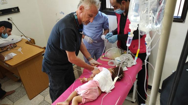 Michael Wilk behandelt ein Mädchen auf einer Liege Michael Wilk behandelt ein Mädchen auf einer Liege