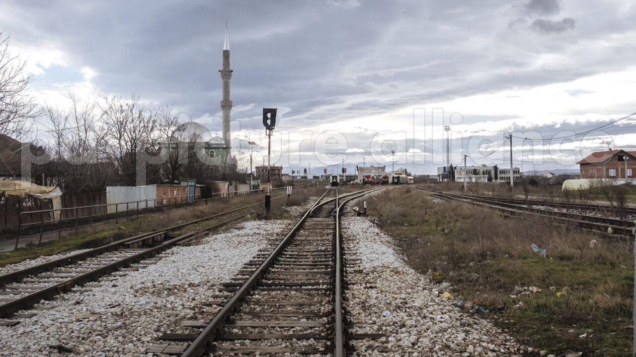 Verlassene Bahngleise in der Peripherie von Pristina