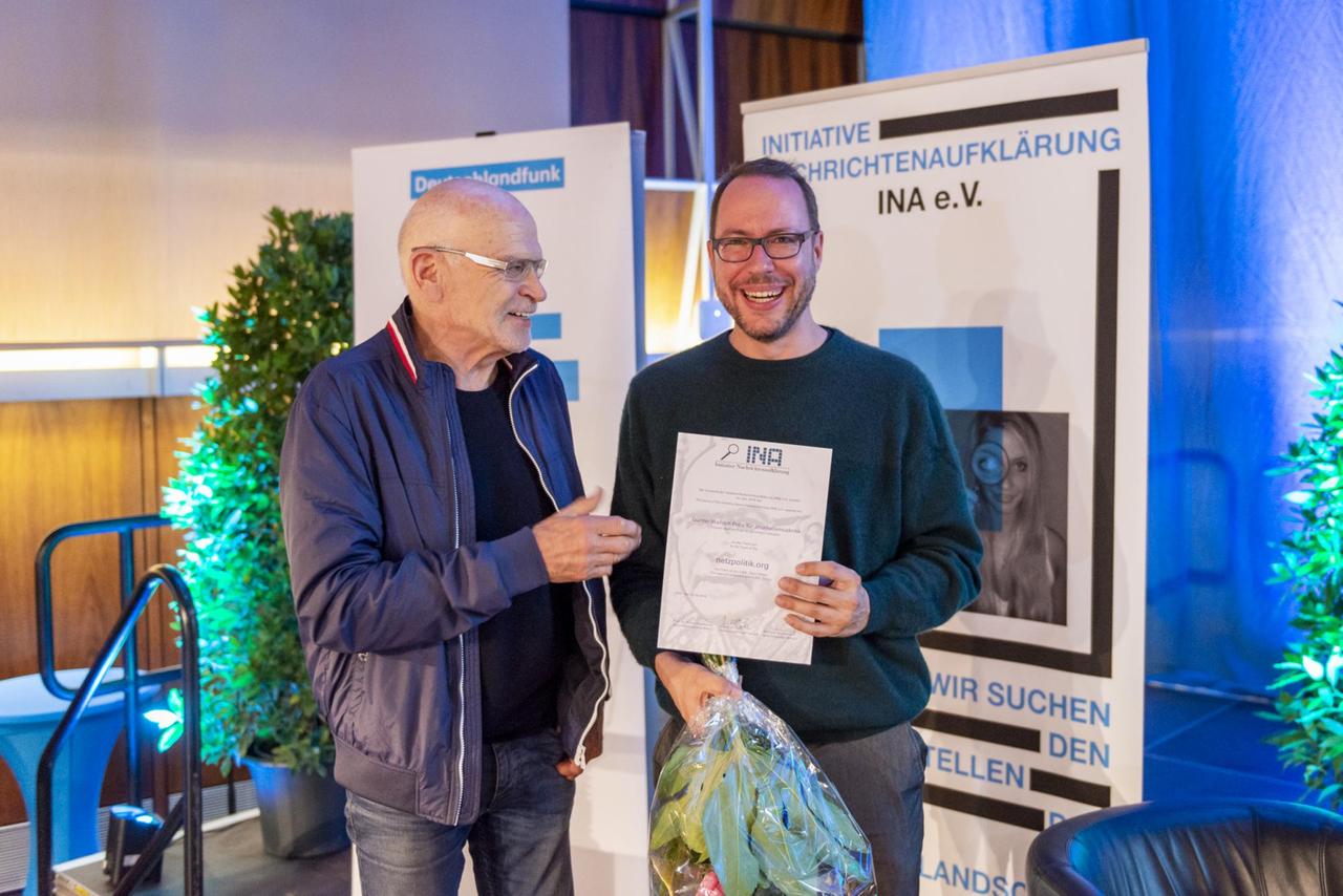 Markus Beckedahl von Netzpolitik.org hat den Günter-Wallraff-Preis für Journalismuskritik entgegen genommen. Markus Beckedahl von Netzpolitik.org hat den Günter-Wallraff-Preis für Journalismuskritik entgegen genommen.