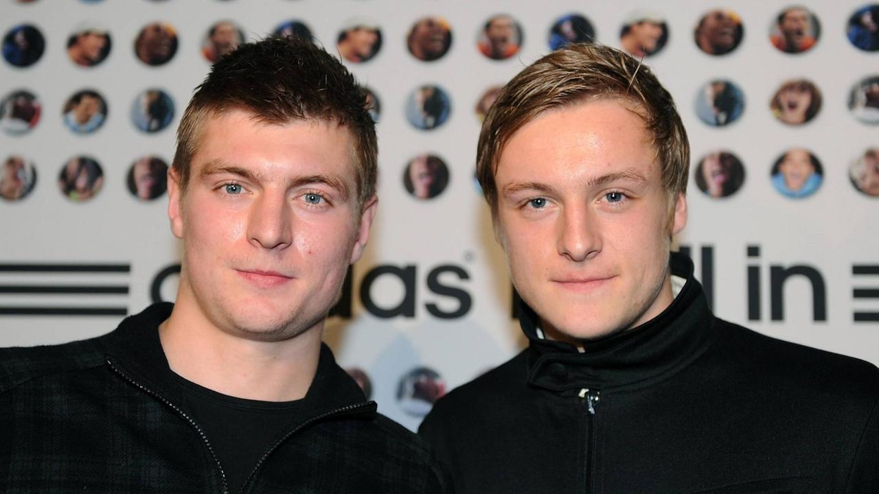 Toni Kroos (li.) zusammen mit seinem Bruder Felix. Toni Kroos (li.) zusammen mit seinem Bruder Felix.