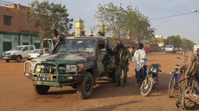 Malische Milizionäre patroullieren in der nordmalischen Stadt Sevare,