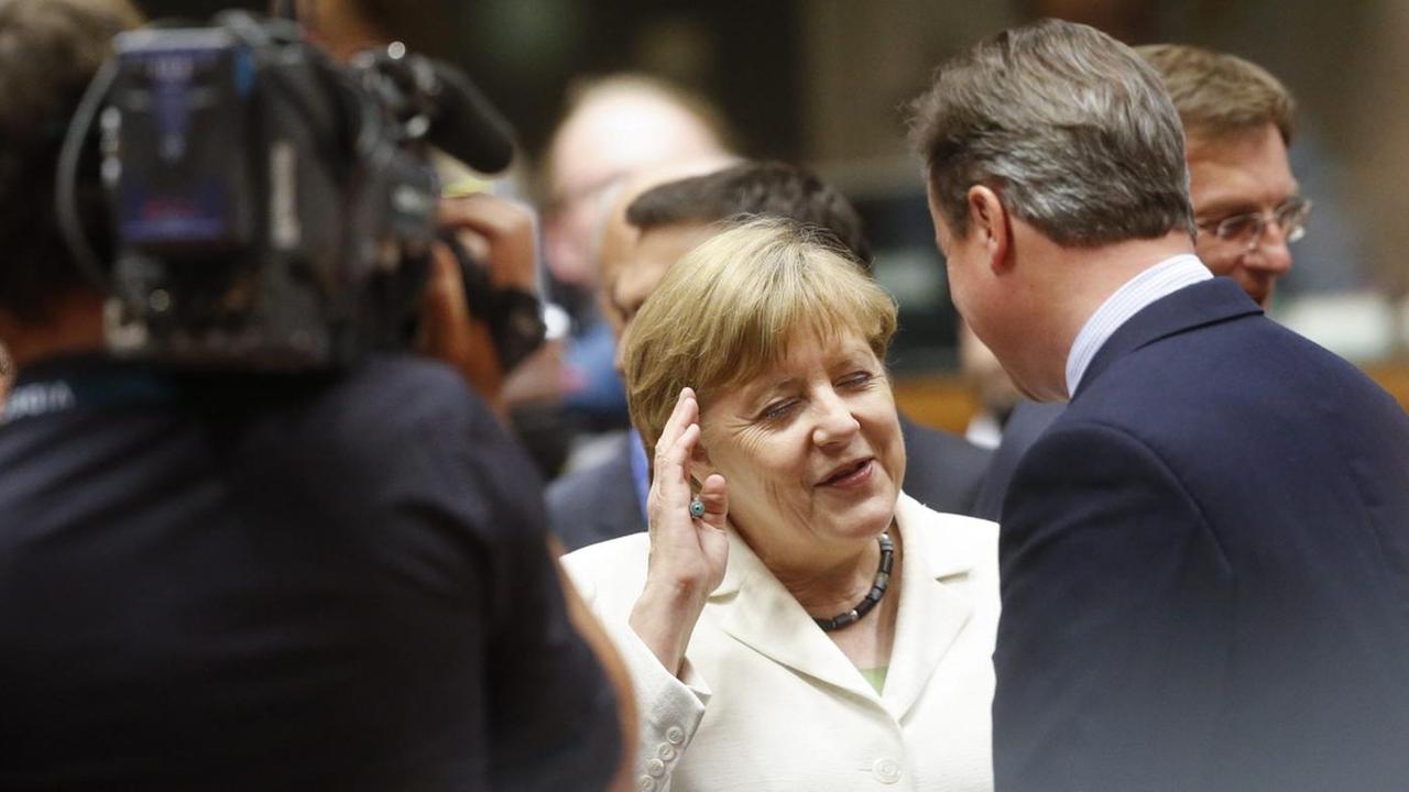 Merkel im Gespräch mit Cameron beim EU-Gipfel-Treffen Merkel im Gespräch mit Cameron beim EU-Gipfel-Treffen