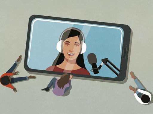 Auf dem Bild sieht man ein Smartphone-Bildschirm. Darauf ist eine Frau mit Kopfhörern und einem Mikrofon abgebildet. Um diesen Bildschirm versammeln sich Hörer*innen.