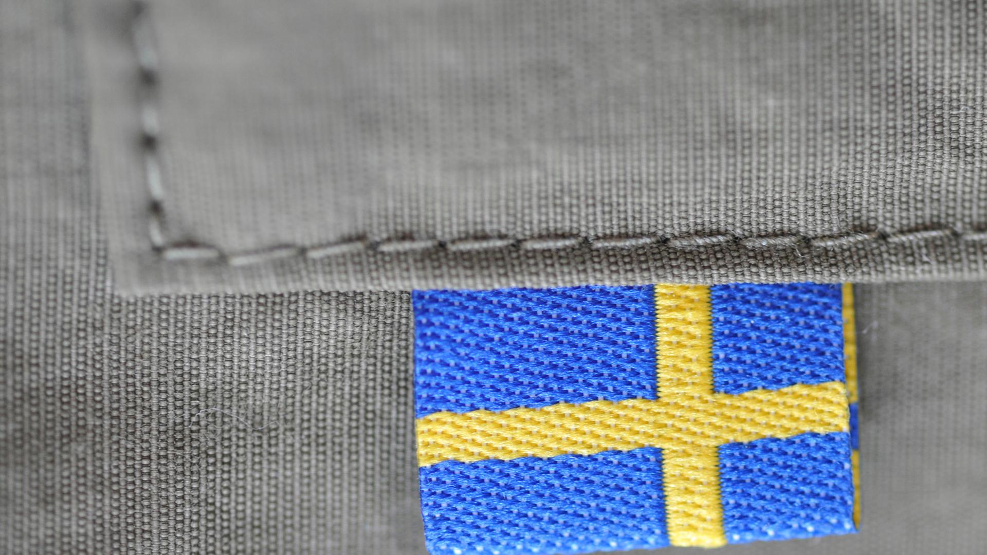 Eine schwedische Flagge an einer Tasche Eine schwedische Flagge an einer Tasche
