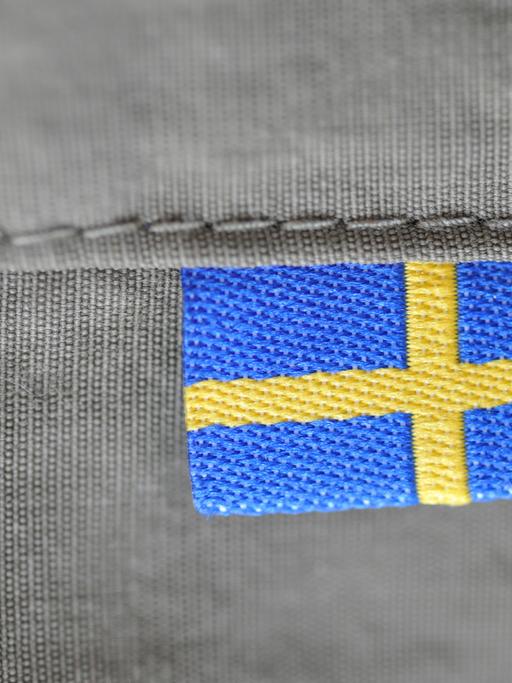 Eine schwedische Flagge an einer Tasche