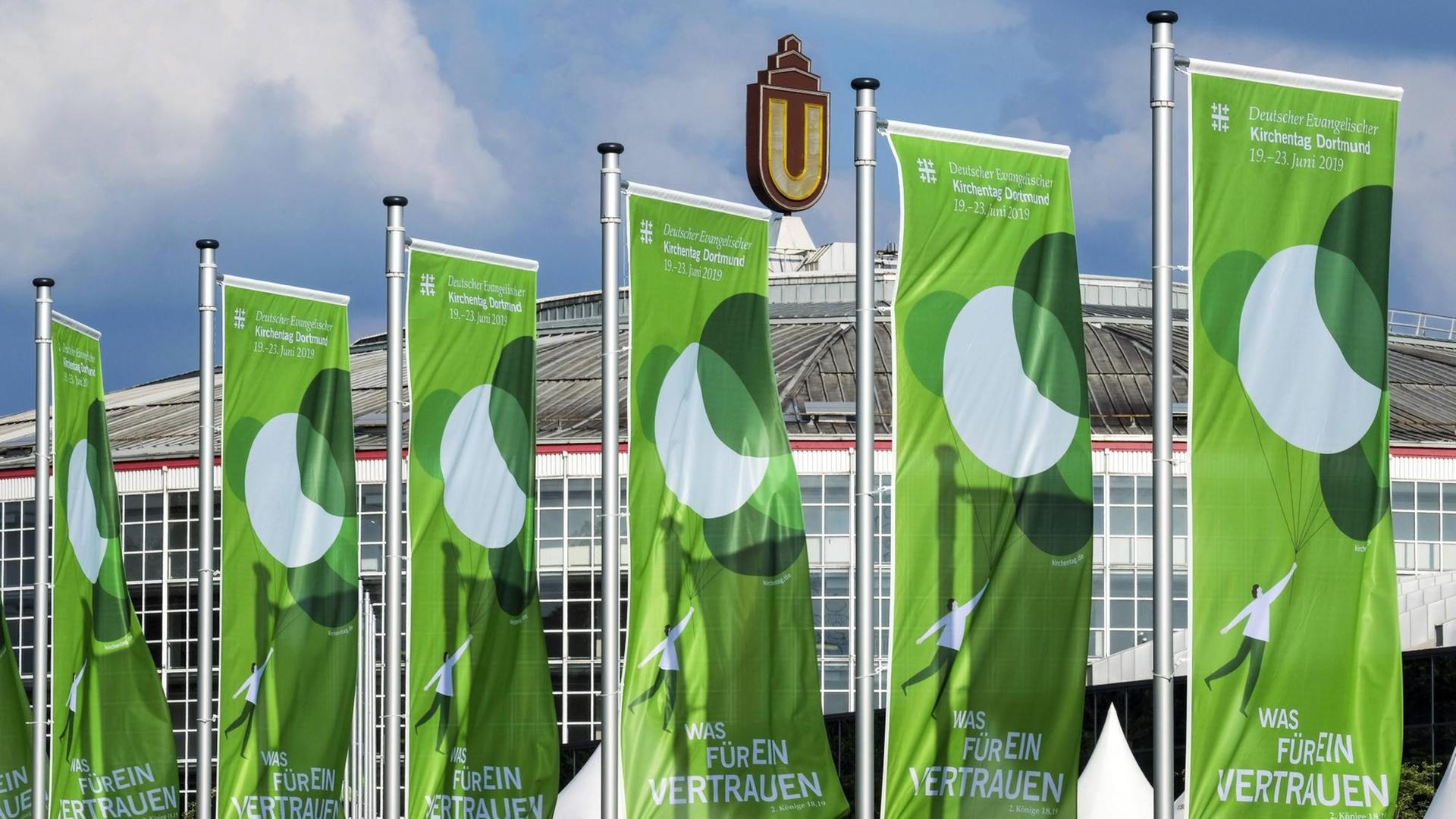 Kirchentagsfahnen wehen am 15.06.19 vor der Dortmunder Westfalenhalle und den Dortmunder Messehallen. Kirchentagsfahnen wehen am 15.06.19 vor der Dortmunder Westfalenhalle und den Dortmunder Messehallen.