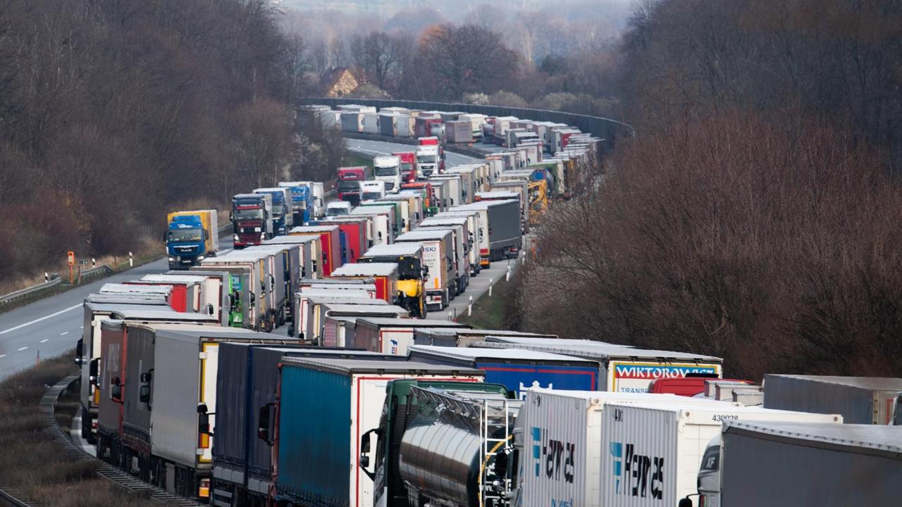 Stau auf der Autobahn nach Polen aufgrund der durch die Grenzschließungen entstandenen Kontrollen, 17. März 2020