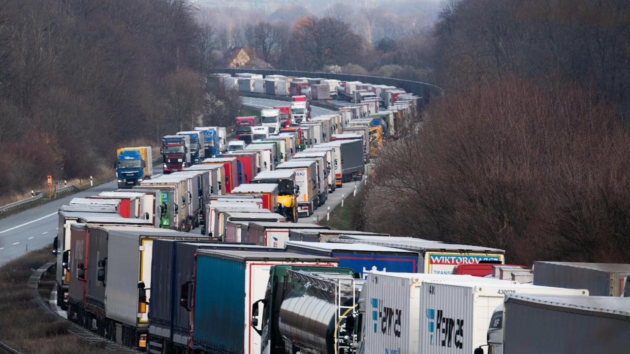 Stau auf der Autobahn nach Polen aufgrund der durch die Grenzschließungen entstandenen Kontrollen, 17. März 2020 Stau auf der Autobahn nach Polen aufgrund der durch die Grenzschließungen entstandenen Kontrollen, 17. März 2020
