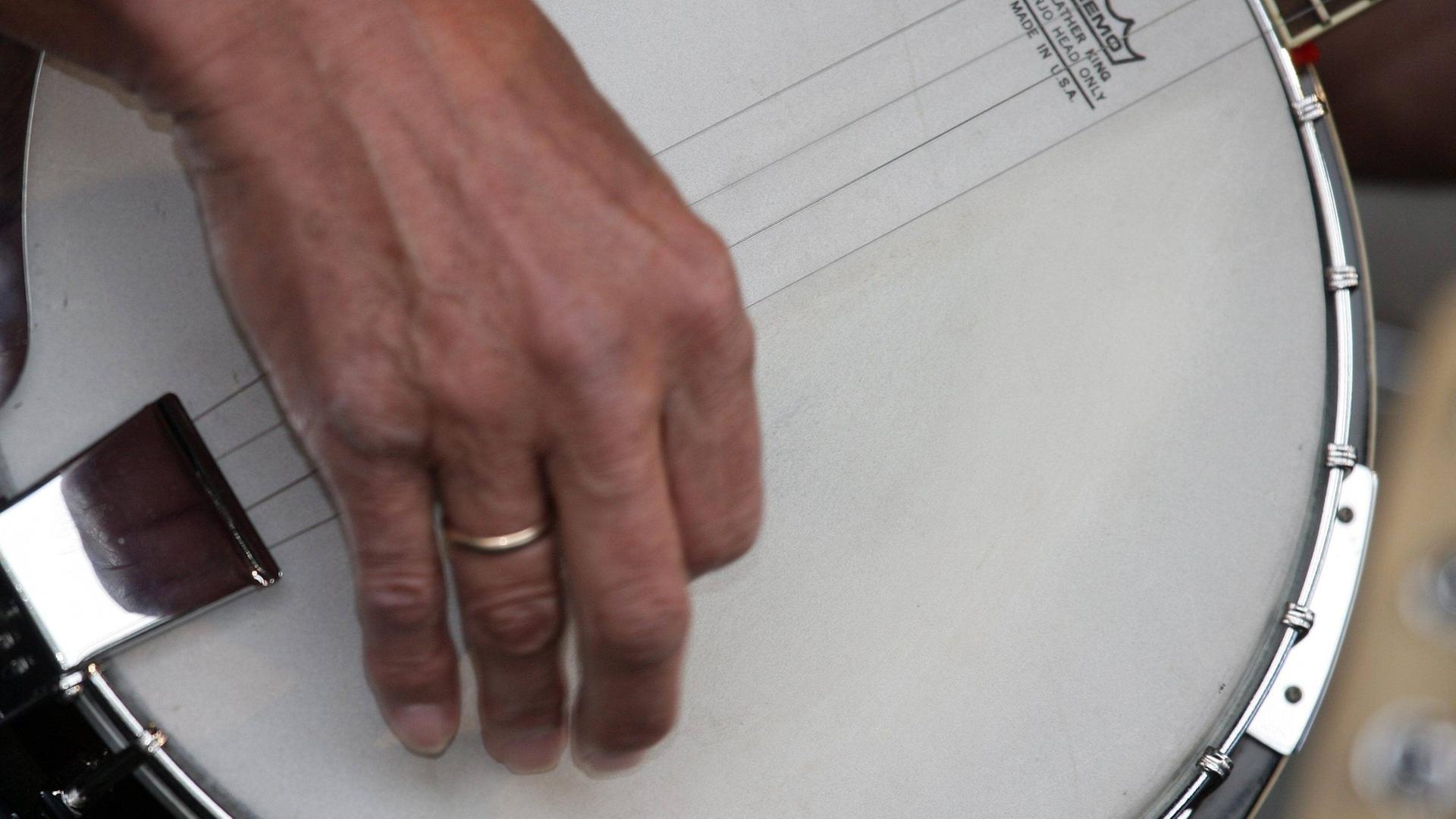 Ein Mann spielt auf einem Banjo. Ein Mann spielt auf einem Banjo.