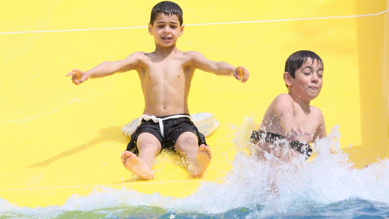 Zweitklässler von Neuköllner Schulen rutschen am 03.06.2015 im Kombibad in Gropiusstadt in Berlin eine Wasserrutsche hinunter. Rund 70 Kinder eröffneten zuvor mit einem Sprung in Wasser das Pilotprojekt "Neuköllner Schwimmbär" zum Angstabbau vor Wasser und einer optimalen Vorbereitung auf dem Schwimmunterricht in der Schule. Foto: Stephanie Pilick/dpa | Verwendung weltweit Zweitklässler von Neuköllner Schulen rutschen am 03.06.2015 im Kombibad in Gropiusstadt in Berlin eine Wasserrutsche hinunter. Rund 70 Kinder eröffneten zuvor mit einem Sprung in Wasser das Pilotprojekt "Neuköllner Schwimmbär" zum Angstabbau vor Wasser und einer optimalen Vorbereitung auf dem Schwimmunterricht in der Schule. Foto: Stephanie Pilick/dpa | Verwendung weltweit