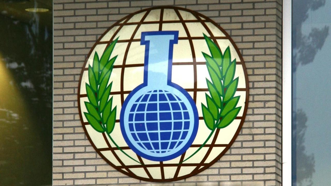 Das Logo der Organisation für das Verbot von Chemiewaffen vor dem OPCW-Hauptsitz in Den Haag, Niederlande.