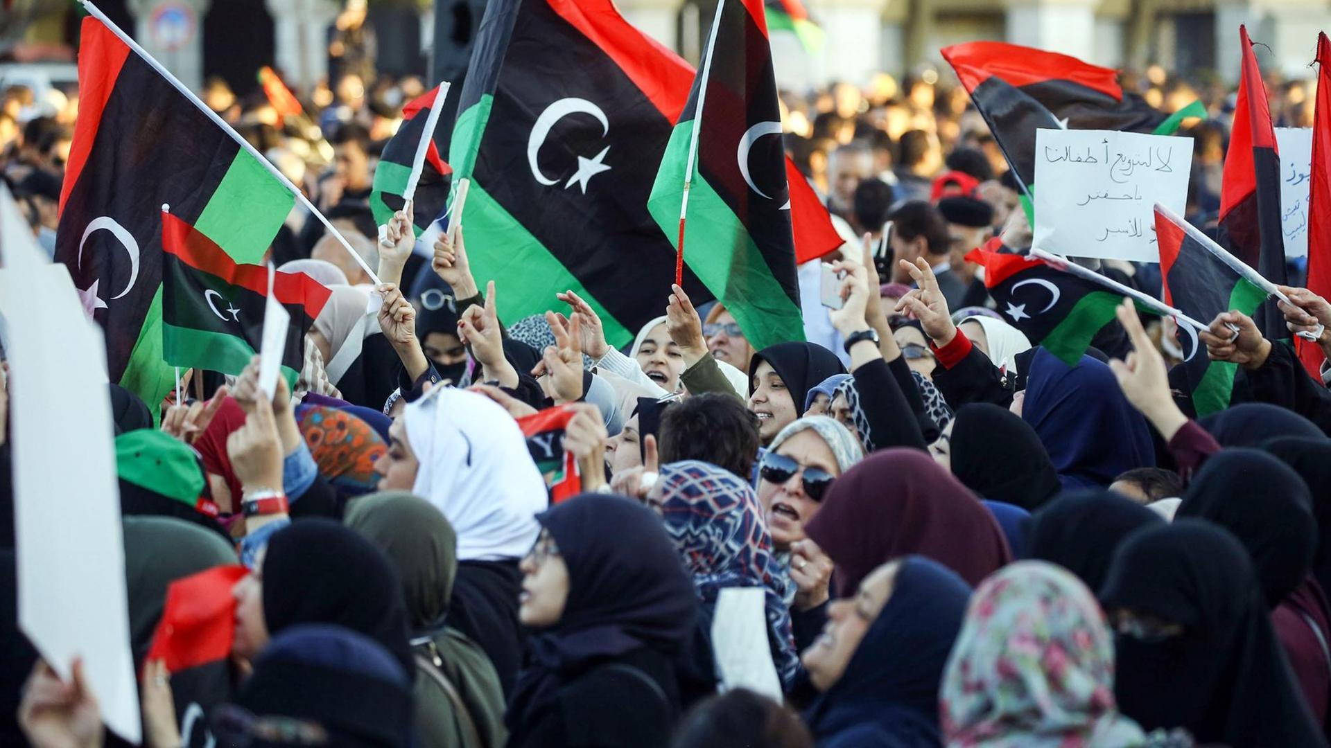 Protestkundgebung gegen General Khalifa Haftar auf dem Märtyrer-Platz in Libyens Hauptstadt Tripolis Protestkundgebung gegen General Khalifa Haftar auf dem Märtyrer-Platz in Libyens Hauptstadt Tripolis