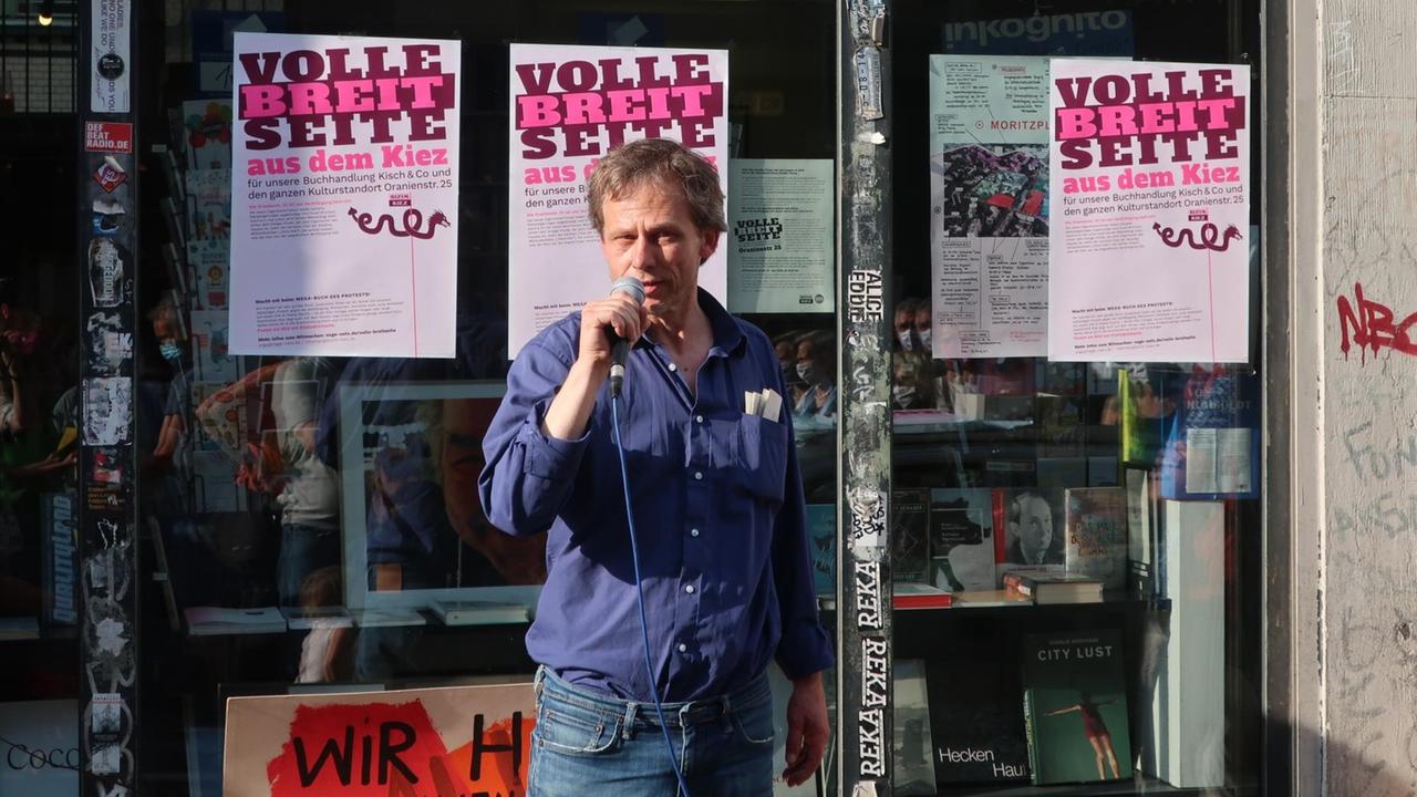 Thorsten Willenbrock am Mikrofon vor seinem Laden. Thorsten Willenbrock am Mikrofon vor seinem Laden.
