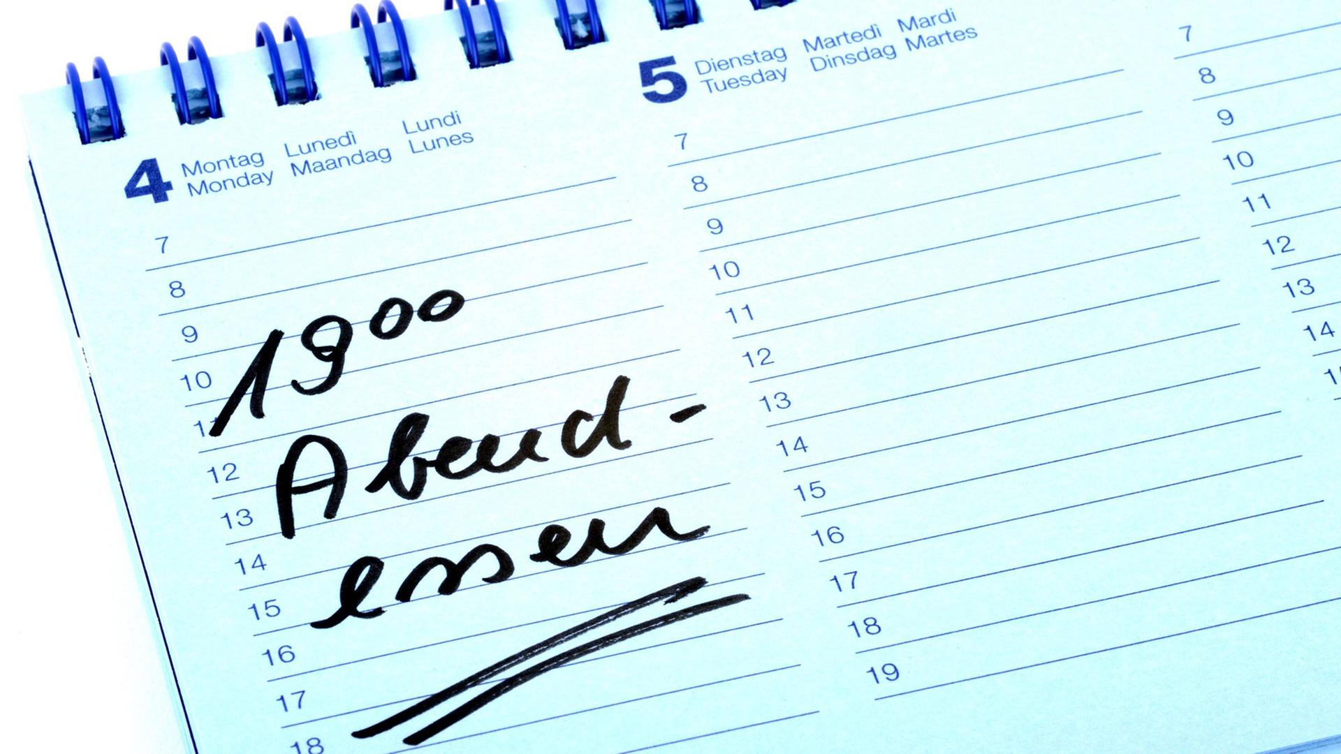 Termineintrag "Abendessen" in einem Kalender Termineintrag "Abendessen" in einem Kalender