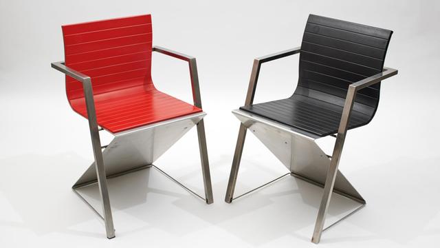 Zeit Stühlentwürfe der Gruppe Pentagon. Einer mit roter und einer mit schwarzer Sitzfläche.