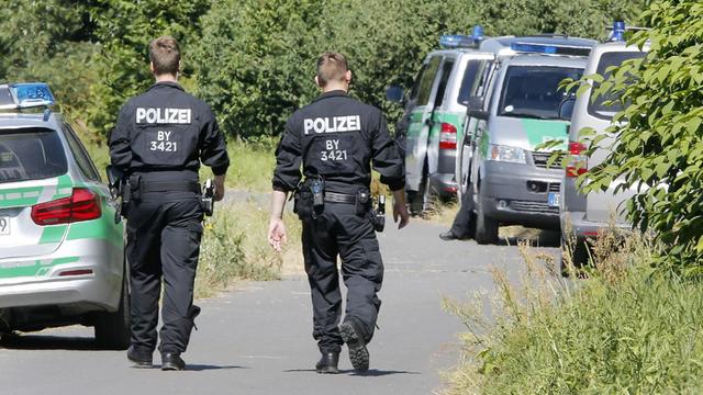 Polizisten in der Nähe des Tatorts von Würzburg.