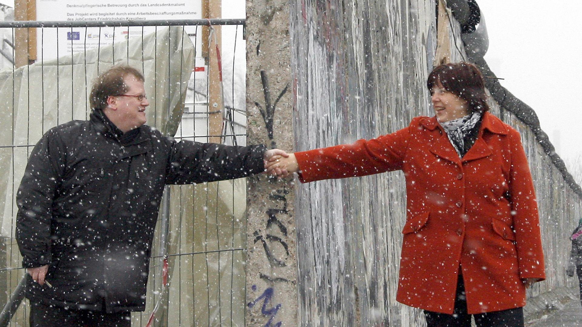 Doppeldeutsches Paar beim Fototermin: Silke Möllmann (r.) und Jan Möllmann (l.) an der Berliner East Side Gallery. Die Ostberliner Studentin und der Schüler aus dem Westen lernten sich 1987 kennen. Doppeldeutsches Paar beim Fototermin: Silke Möllmann (r.) und Jan Möllmann (l.) an der Berliner East Side Gallery. Die Ostberliner Studentin und der Schüler aus dem Westen lernten sich 1987 kennen.