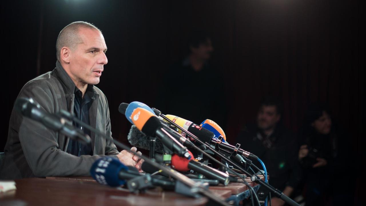 Yanis Varoufakis, ehemaliger griechischer Finanzminister, äußert sich am 09.02.2016 bei einer Pressekonferenz anlässlich der Präsentation der linken paneuropäischen Bewegung DiEM 25 (Democracy in Europe Movement 2025) in Berlin. Yanis Varoufakis, ehemaliger griechischer Finanzminister, äußert sich am 09.02.2016 bei einer Pressekonferenz anlässlich der Präsentation der linken paneuropäischen Bewegung DiEM 25 (Democracy in Europe Movement 2025) in Berlin.